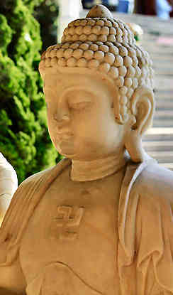 Das Swastika Symbol auf der Brust einer Buddha Statue 