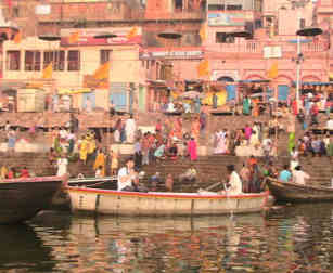 Am Ganges bei Sonnenaufgang