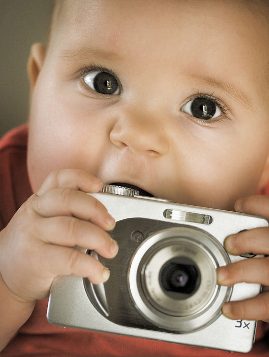 Baby auf Reisen mit Fotoapparat