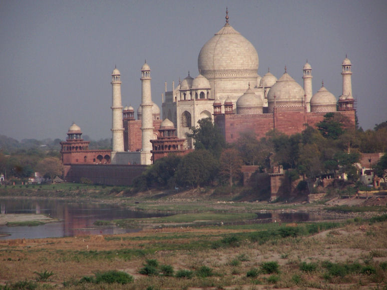 Die Einreisebestimmungen Indien sind streng, aber unumgänglich um das Taj Mahal mal mit eigenen Augen zu sehen.