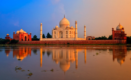 Das Taj Mahal in Agra / Indien bei Sonnenuntergang