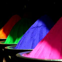 Farbenfrohes Indien - Berge von Farbpulver für das jährliche Holi Fest im März