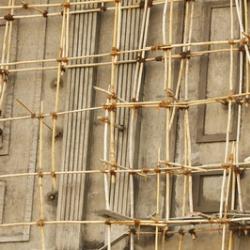 Bambus - in Indien sogar Baugerüste werden aus dem Rohstoff Bambus gefertigt